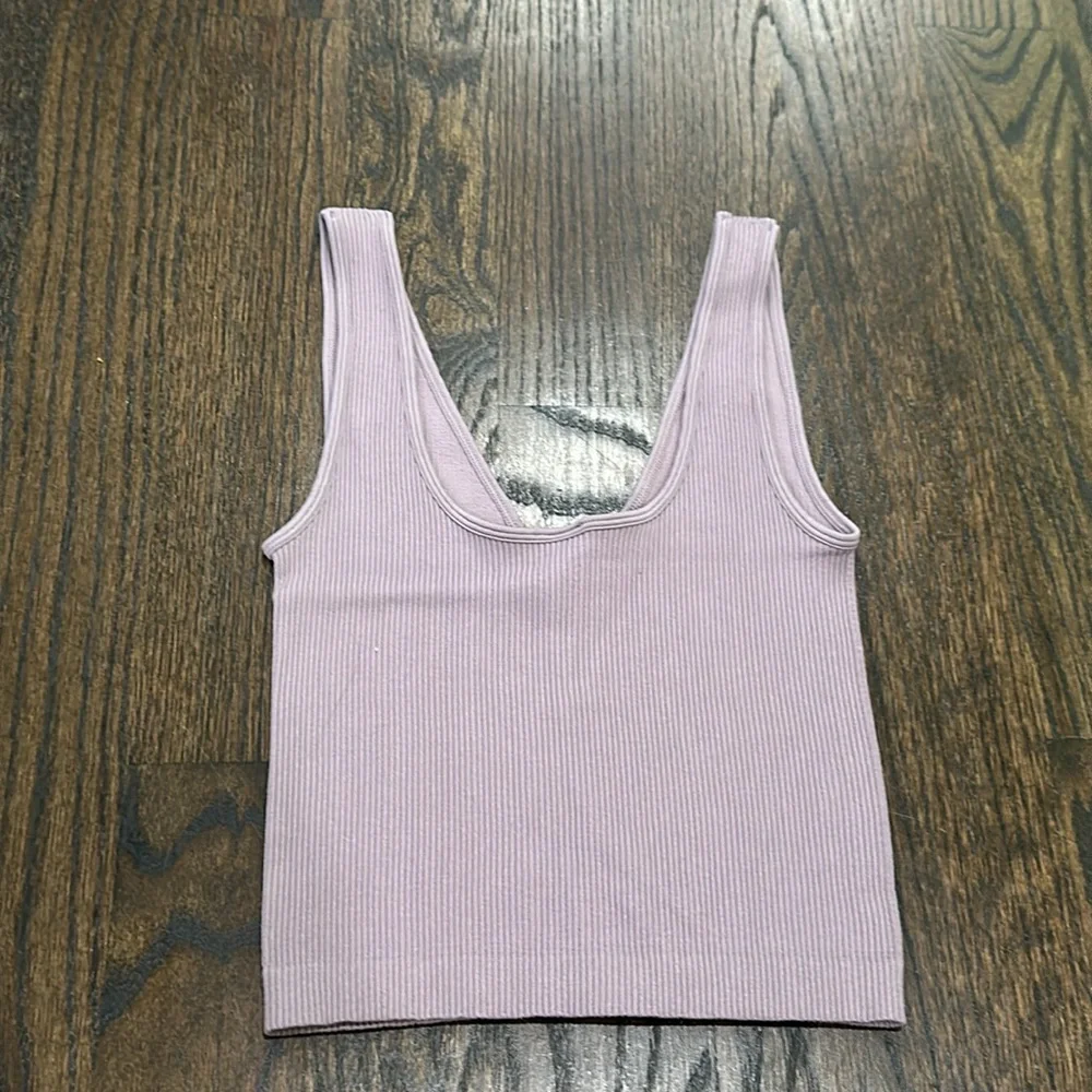 Dynamic Ribbed V-Neck Tank - Picture 2 of 3